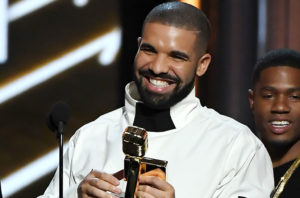 drake-accepts-award-bbmas-2017-a-billboard-1548